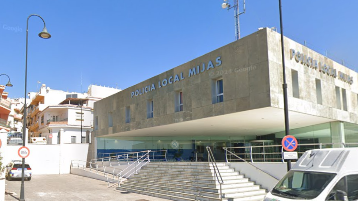 Una mujer retiene a su hijo en un dormitorio y amenaza de muerte a la familia en Mijas