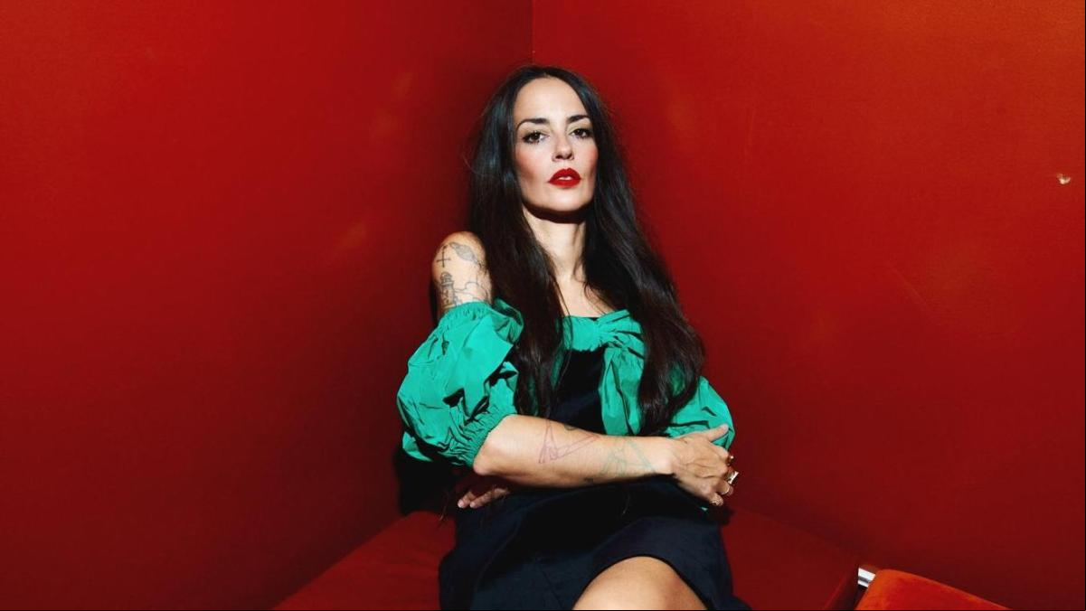 Vega, cantante: “En vez de poner multas a las personas mayores por no poder agacharse a recoger las cacas de sus perros, deberían darles ayudas sociales para cuidarlos”