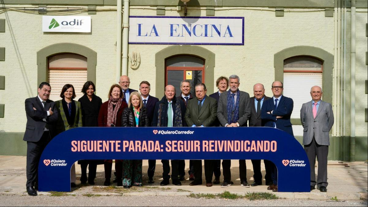 La Directiva de AVE vuelve a La Encina para exigir la finalización del Corredor Mediterráneo