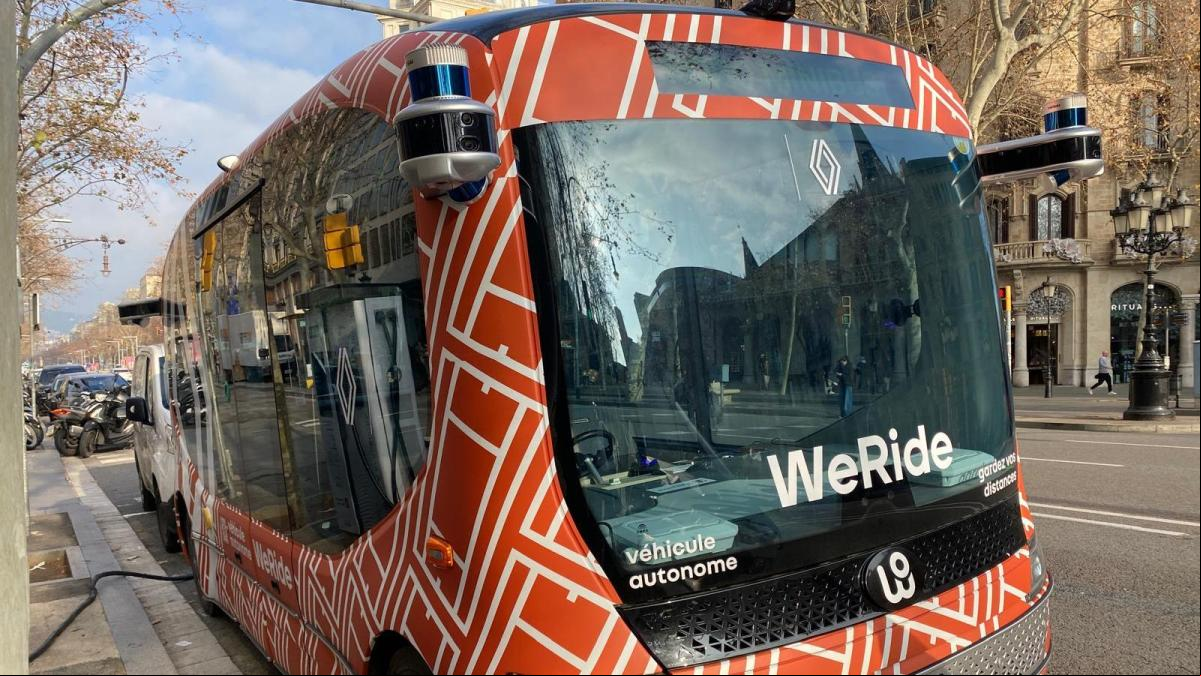 Un minibus autónomo circula por Barcelona aún en fase de pruebas con conductor