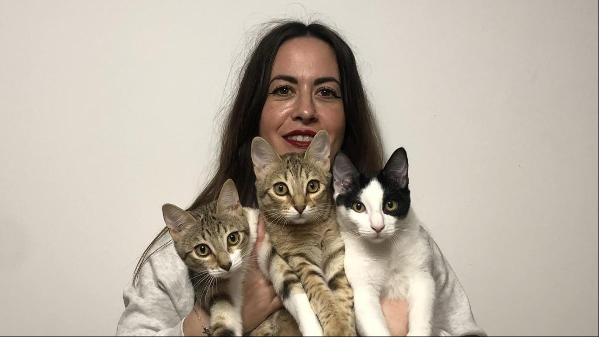 Raquel Mangado, experta catsitter: “Tengo las llaves de la mitad de las casas de Zaragoza. La gente me confía tanto a sus gatos como a sus hogares”