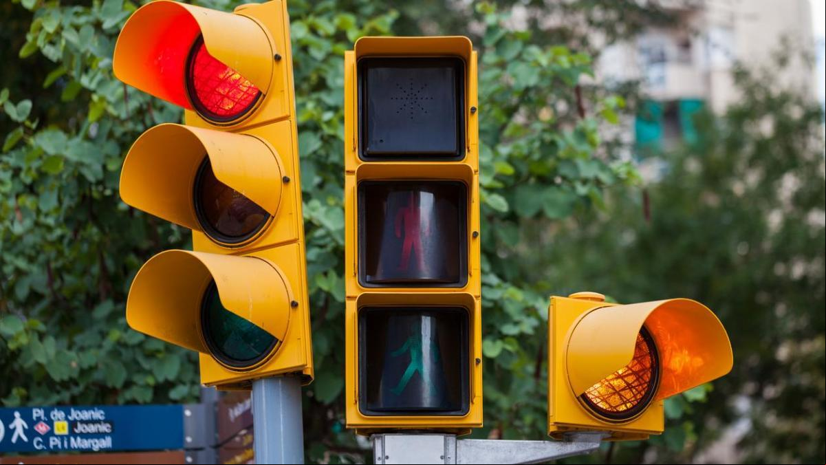 Barcelona quiere tener semáforos con IA: estas otras ciudades ya los están utilizando