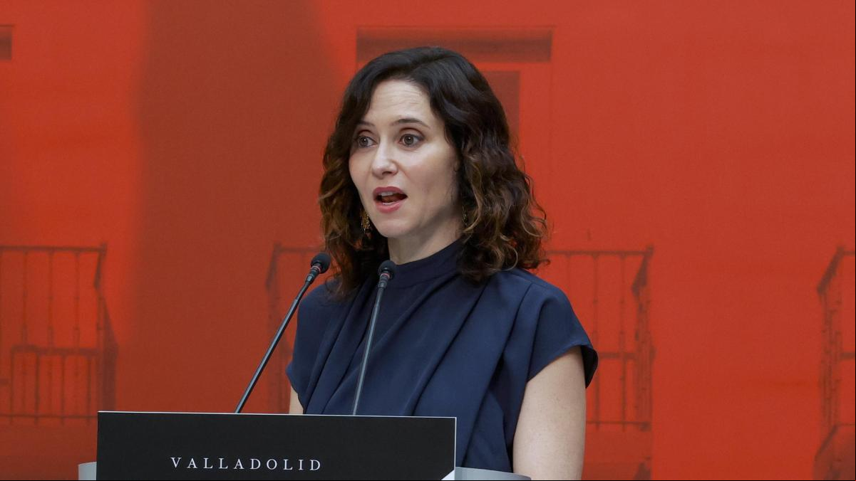 Isabel Díaz Ayuso se convierte en la invitada perfecta con un vestido efecto tipazo de firma española y rebajado a 180 euros