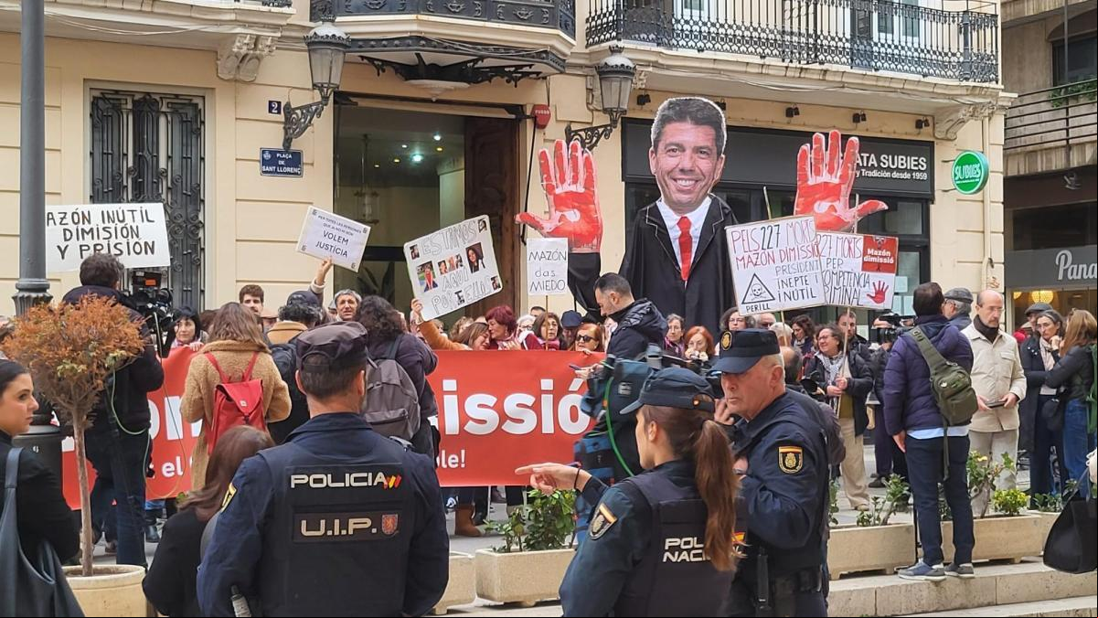 Una concentración de víctimas de la dana pide la dimisión de Mazón ante Les Corts