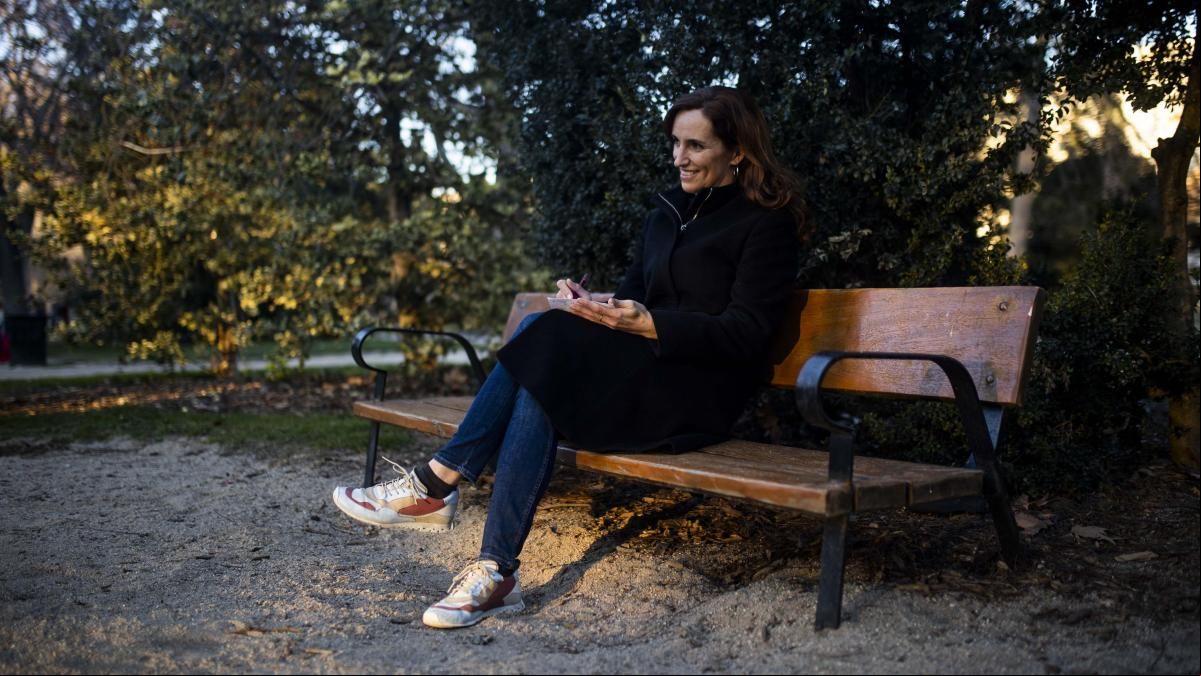 La receta de Mónica García contra el insomnio: leer a Wilkinson y Pickett y escuchar el podcast ‘La ruina’