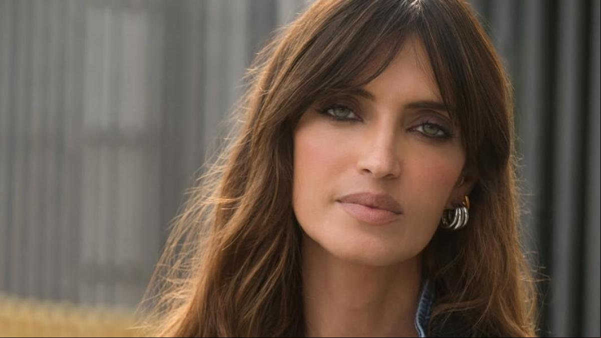 Sara Carbonero pone de moda la prenda más casual y versátil: disponible por menos de 10 euros en Mango Outlet