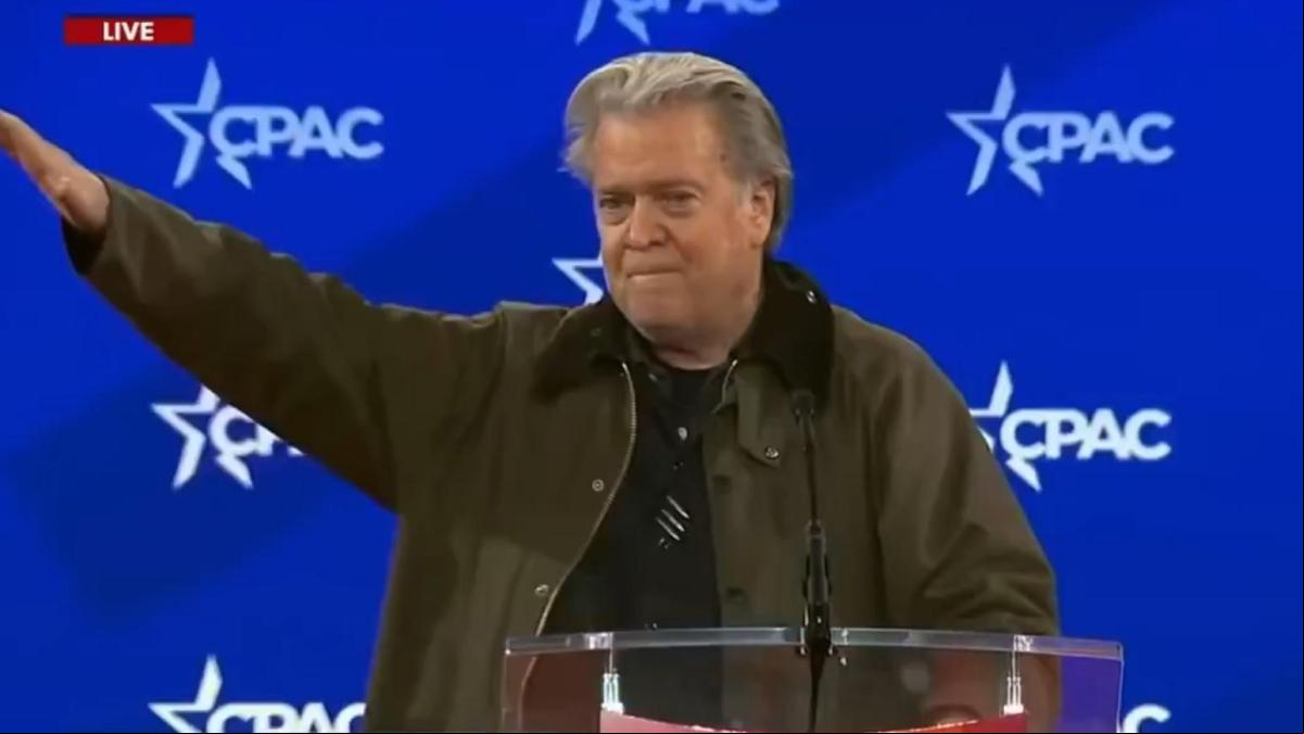 El líder de la extrema derecha sa anula su intervención en la AC tras el saludo nazi de Steve Bannon