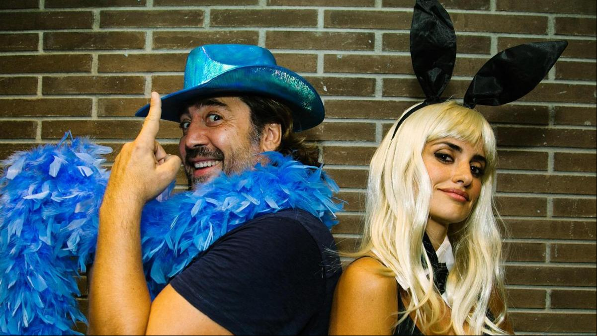 El día que Javier Bardem desató la locura saltando al concierto de una reconocida banda con un sombrero y una boa