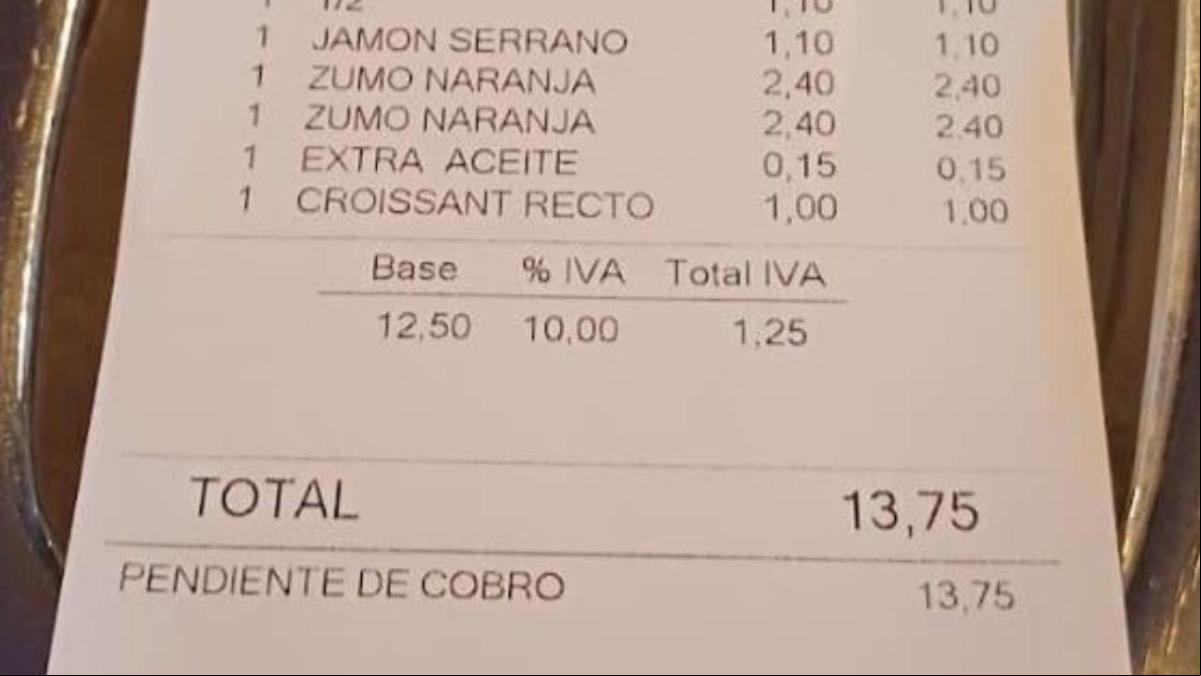 Le traen el ticket después de desayunar en un bar y no da crédito con lo que se encuentra: “Me parece un nivel de garrulería...”