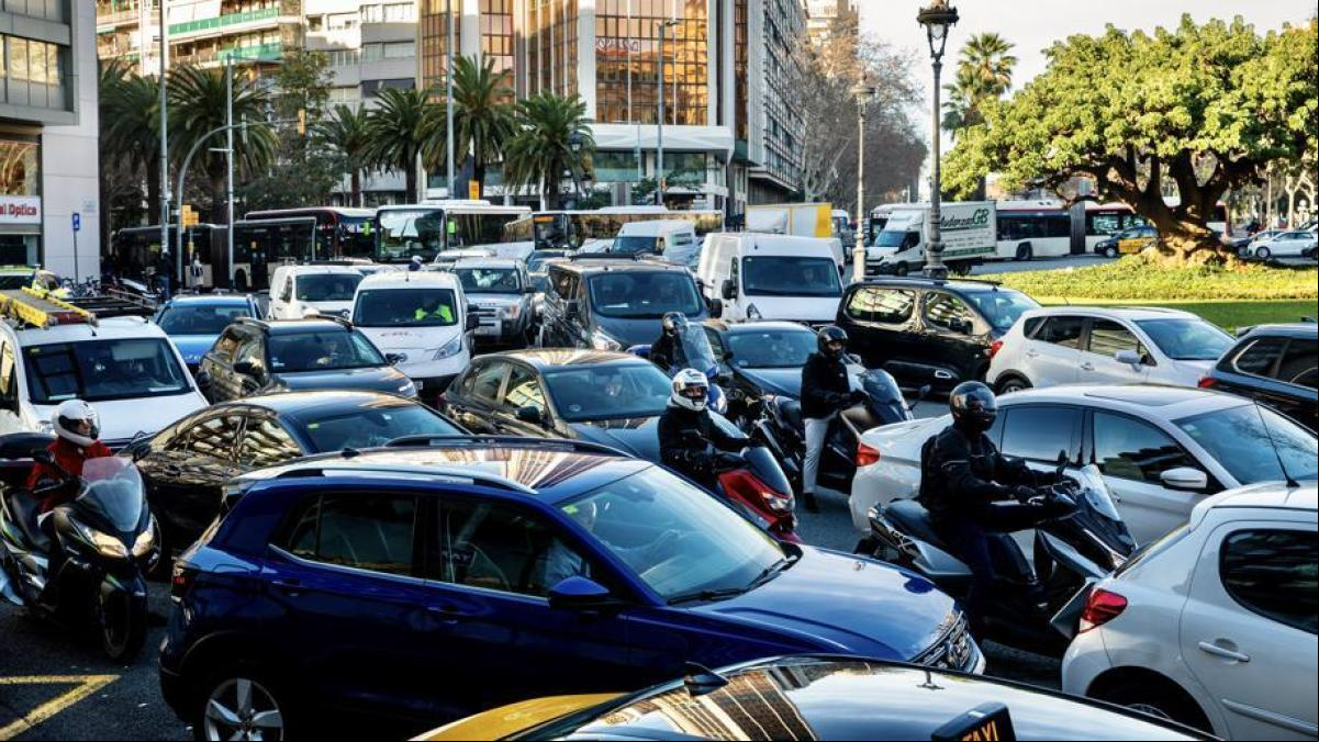 El corte de la calle Urgell aumenta la congestión del tráfico en la Diagonal y sc Macià