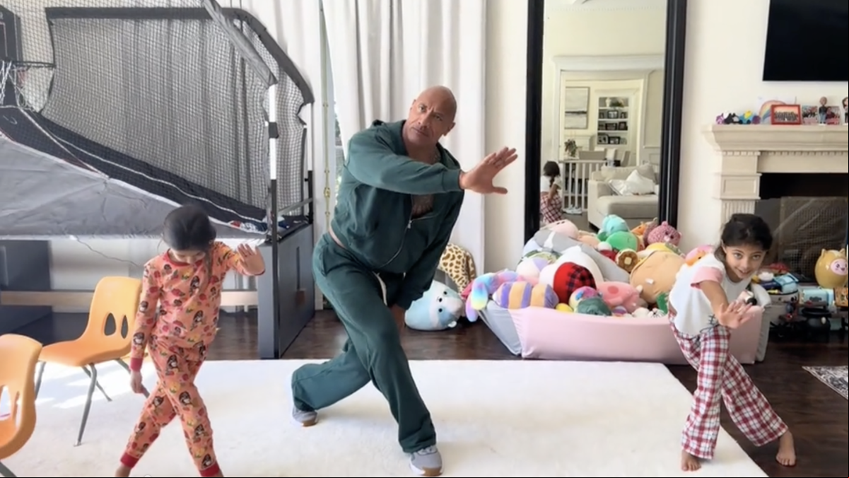 El baile viral de ‘La Roca’ con sus hijas que rompe las redes: “El padre más guay del mundo” El baile viral de ‘La Roca’ con sus hijas que rompe las redes: “El padre más guay del mundo”