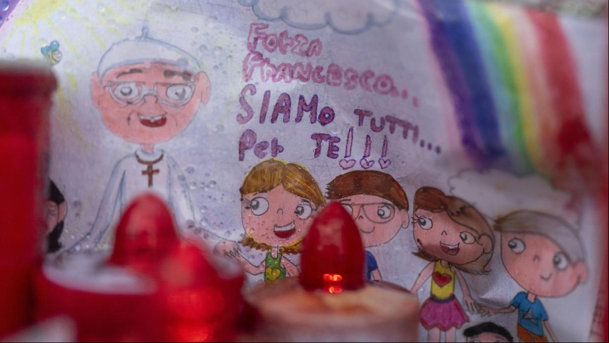 El Papa Francisco sigue en estado crítico, por cuarto día consecutivo, y estable