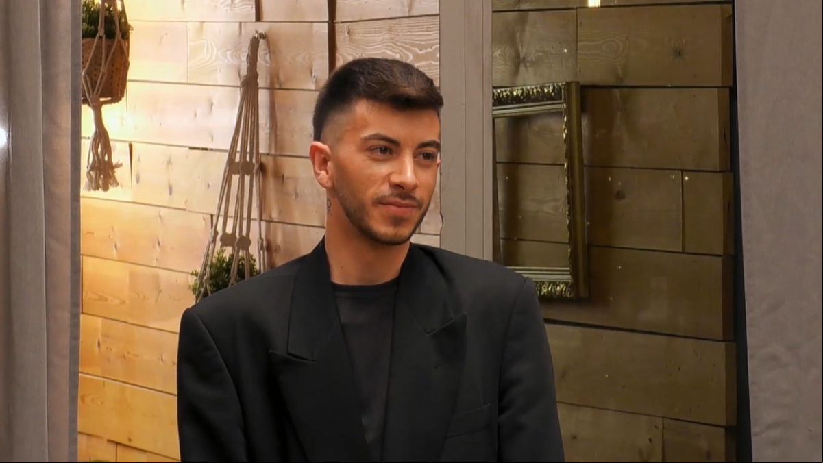 Un soltero, a punto de huir de First Dates tras el peculiar recibimiento de su cita: Innecesario es la palabra