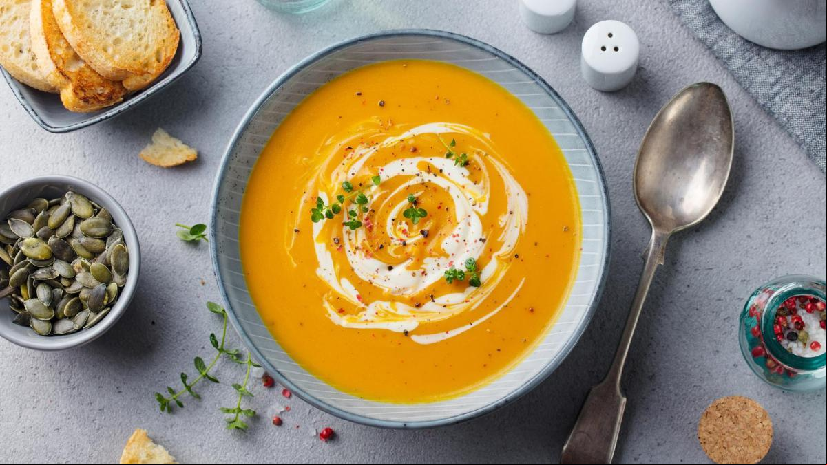 Crema fría de zanahoria al curry, una receta nutritiva con un toque exótico