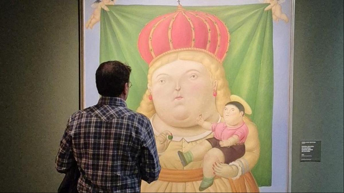 irando a Botero en el Palacio Martorell