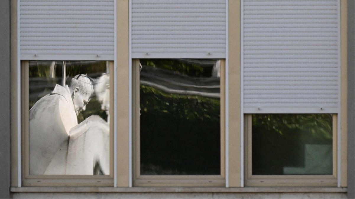 El papa Francisco sigue estable, sin fiebre y sin ventilación mecánica tras 17 días hospitalizado