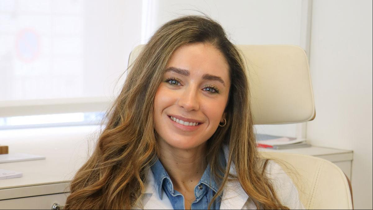 Alejandra Reolid, dermatóloga: “Lavarse el pelo cada día no significa que se nos caiga más, solo es más salud capilar”