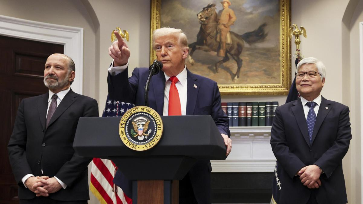 Entran en vigor los aranceles de Trump del 25% a las importaciones de México y Canadá