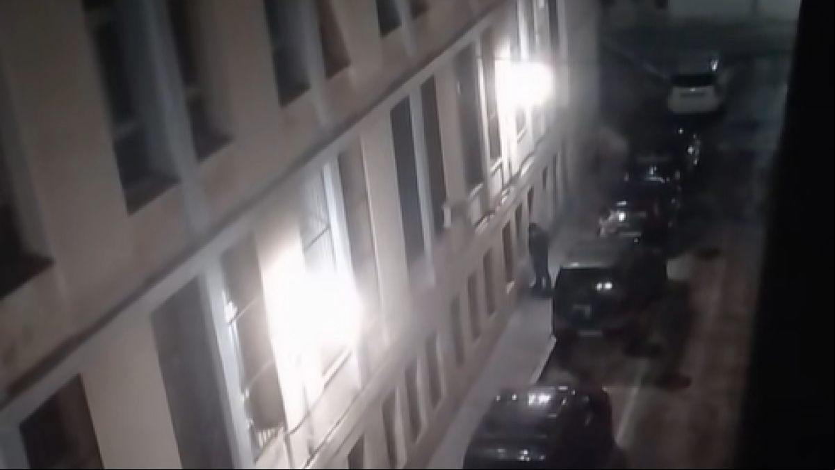 Una vecina de Cádiz tira cubos de agua a todos los que orinan en su calle: “¡Qué puntería!”