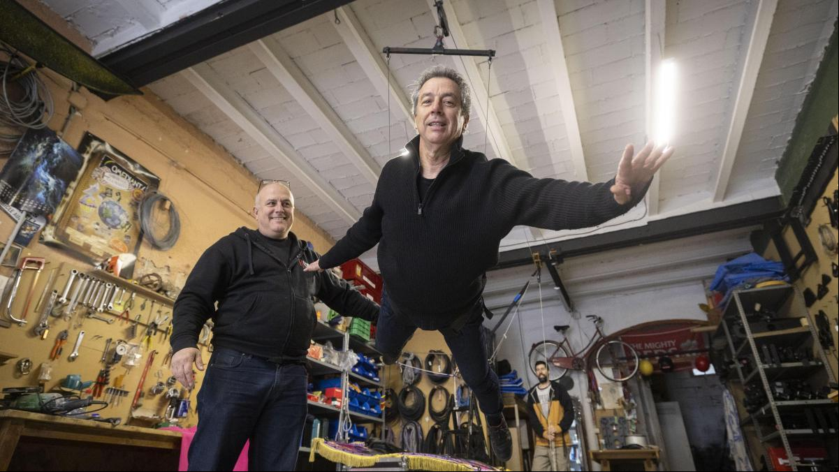 La empresa de Arenys que realiza increíbles efectos especiales de vuelo para teatros y espectáculos