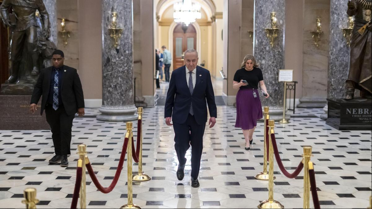 Diez demócratas capitulan y ayudan a aprobar la ley de gasto de Trump para evitar el cierre de gobierno