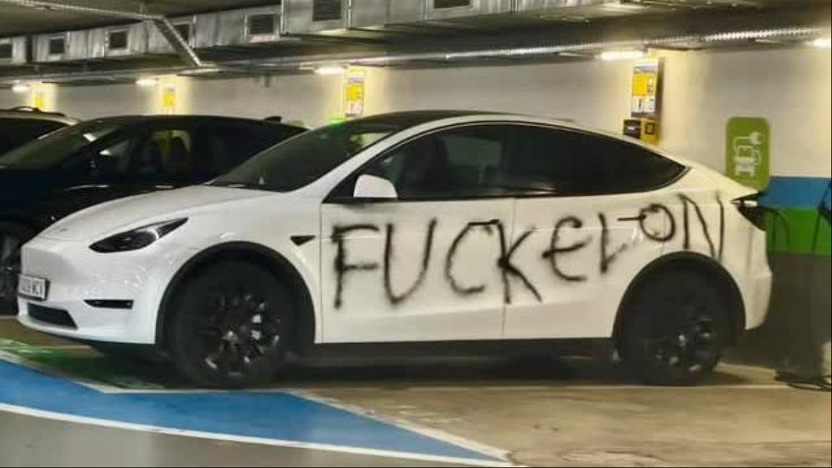 Adiós a Elon Musk: llega a Barcelona la revuelta contra Tesla rodeada de polémica por la vandalización de los coches