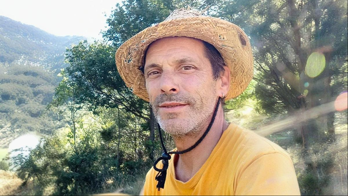Eloi Pasarin, 57 años y único habitante de un pueblo del Pirineo: “No busco la soledad, me la he encontrado y se me está haciendo larga”