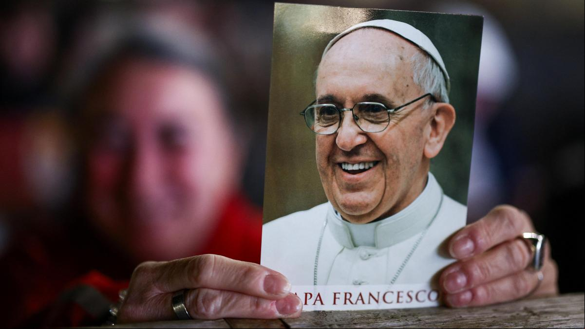 La salud del papa Francisco sigue mejorando y ya no necesita ventilación mecánica por las noches
