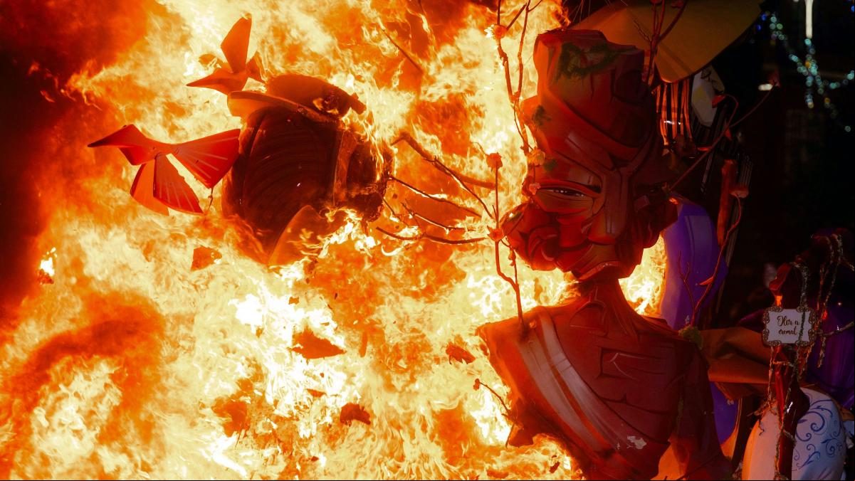 Cuatro personas heridas tras una explosión pirotécnica en una falla de València