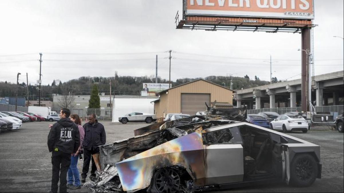 Elon Musk, víctima de su motosierra