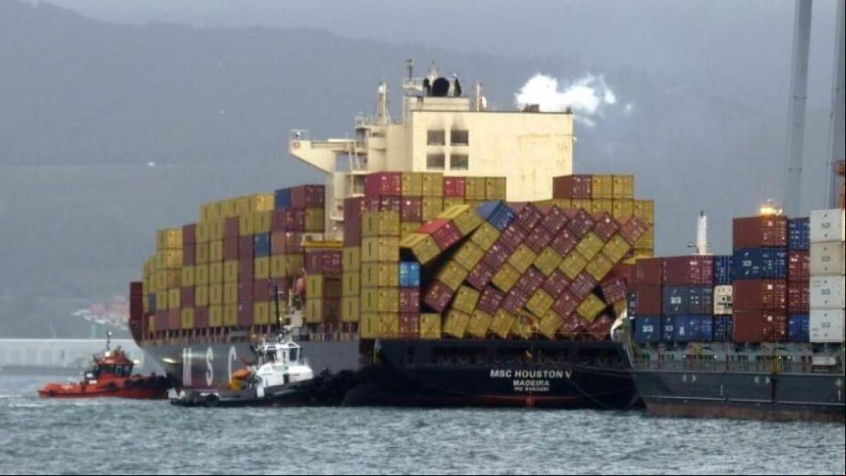 Un barco mercantil pierde parte de su carga en pleno temporal y se ve forzado a atracar de emergencia en Vigo