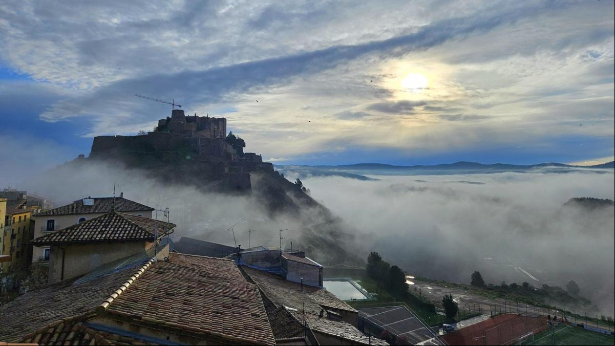 La niebla baja del castillo de Cardona