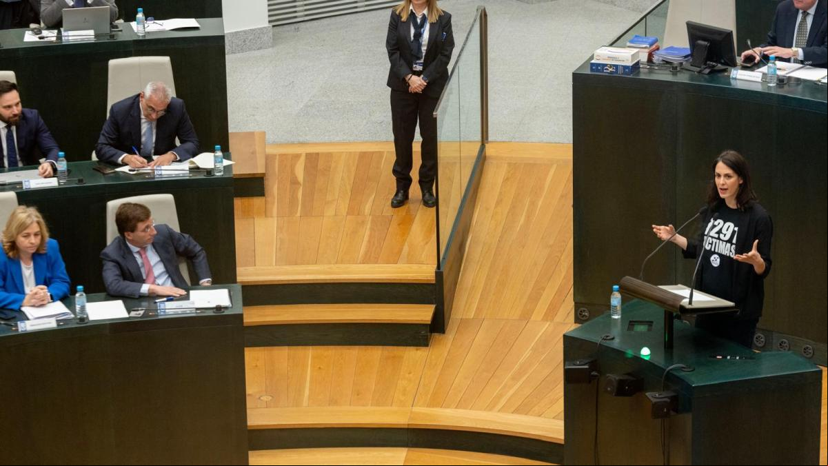 Maestre acude al pleno con el logo en la camiseta de 7.291 víctimas y Almeida tilda la cifra de falsa