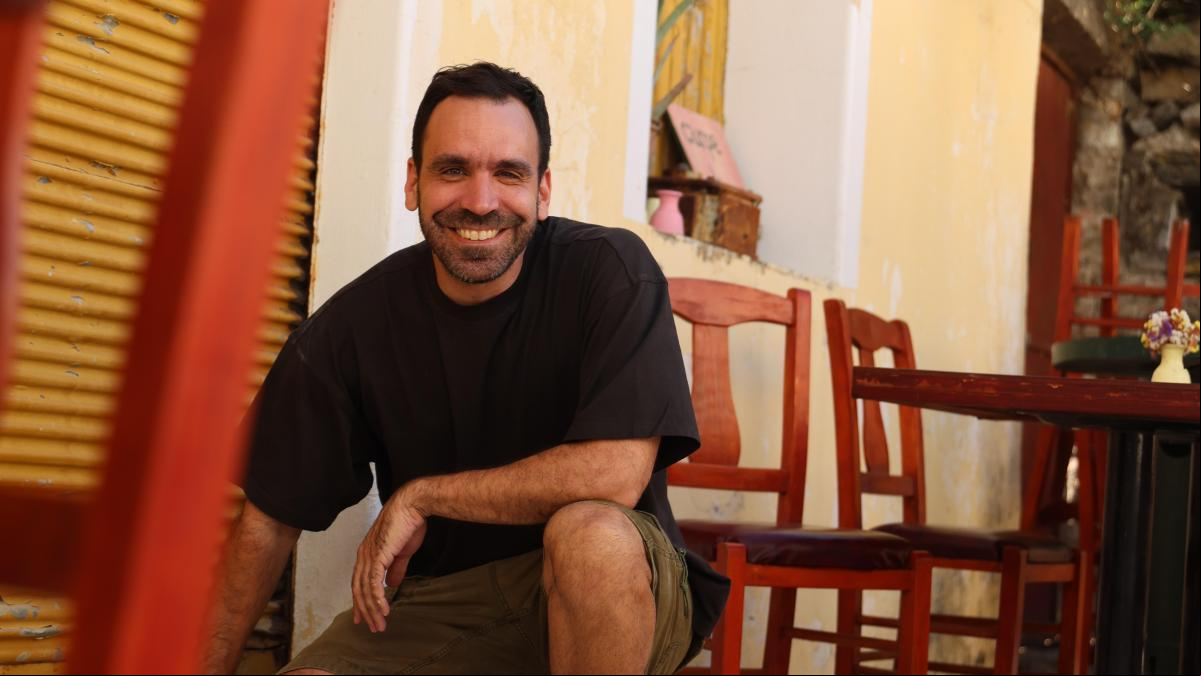 Javier Labourt, 43 años, psicólogo: “La ansiedad por aprovechar cada minuto del viaje suele alejarnos del único lugar donde sucede lo real, el momento presente”