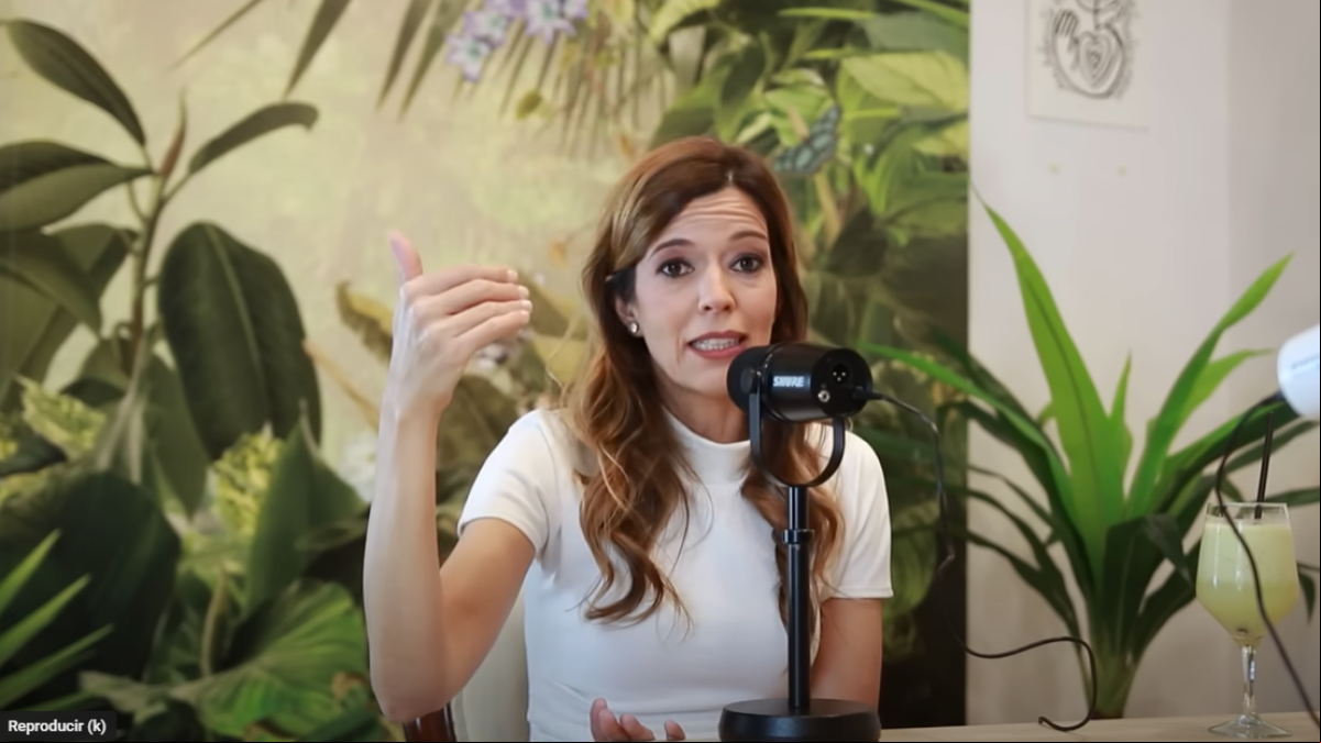 Ana Molina, dermatóloga: “El levantarnos con los ojos hinchados es porque no parpadeamos cuando dormimos, no por estar tumbados”