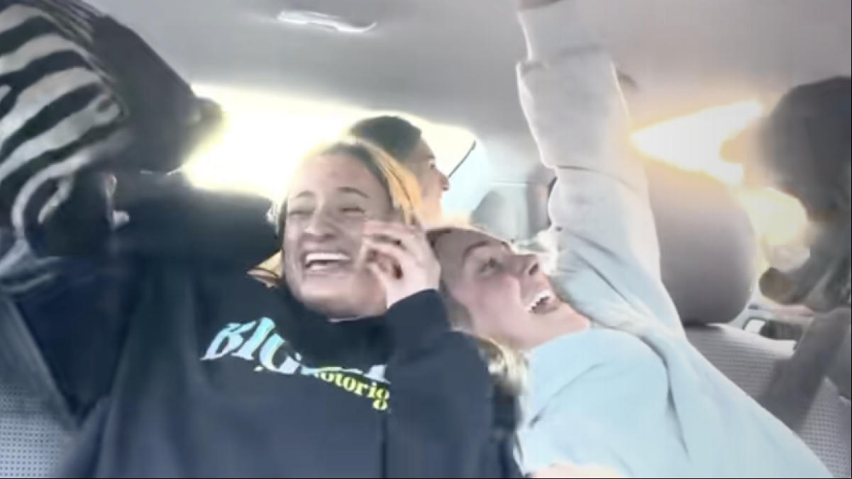 Visitan un zoológico en coche y protagonizan una escena de lo más divertida: “Lo de mantener la calma lo dejamos para otro día”