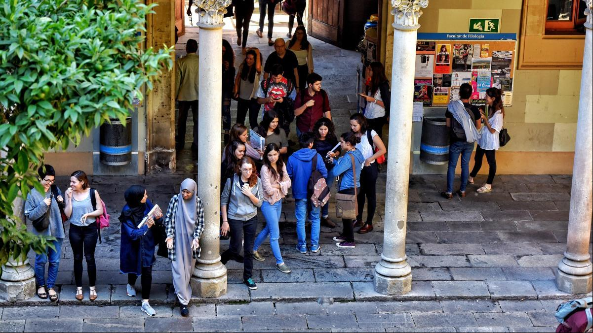 La UB descarta acoso sexual de un profesor a una alumna, pero le sanciona por intentar conseguir favores como docente