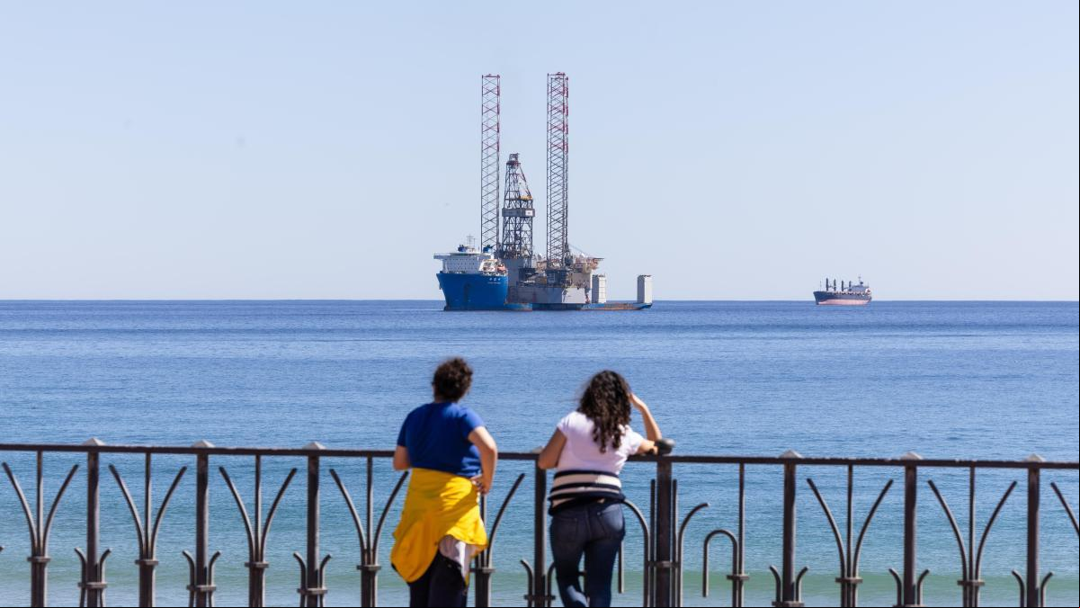 La plataforma para sellar los 13 pozos del Castor ya fondea frente a la playa de Tarragona