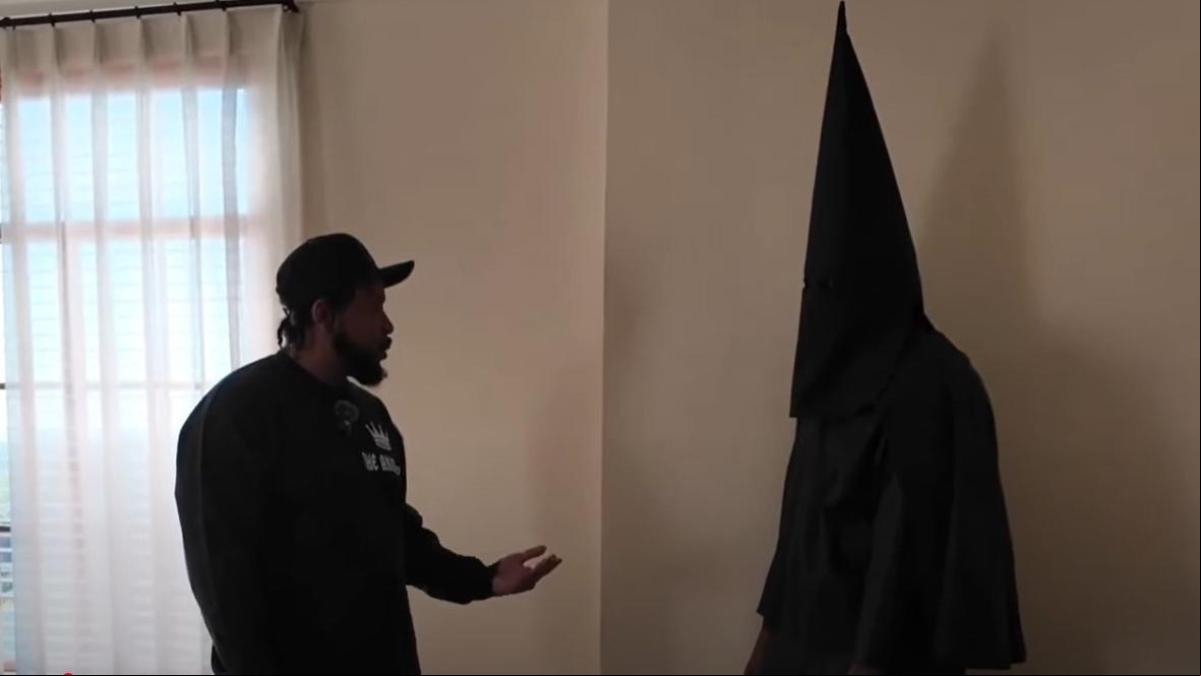 Kanye West reaparece vestido del Ku Klux Klan y ataca duramente a Kim Kardashian: “No quería tener hijos con esta persona”