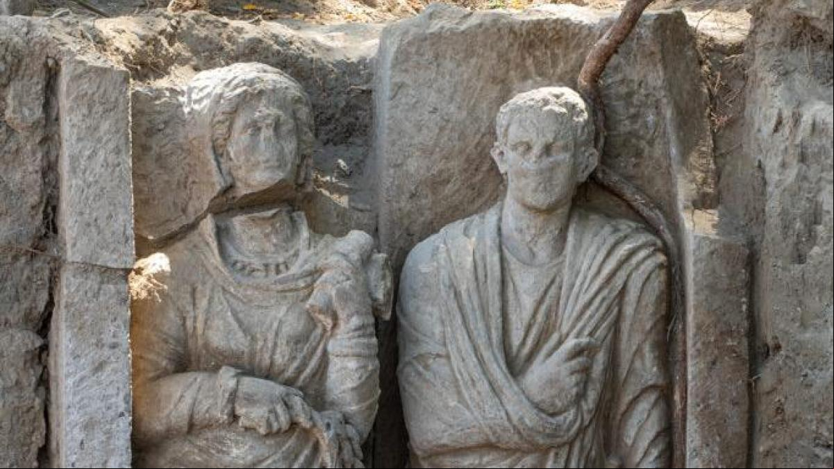El relleu dun matrimoni “a mida gairebé natural” descobert en una tomba monumental de la Necròpoli de Porta Sarno a Pompeia