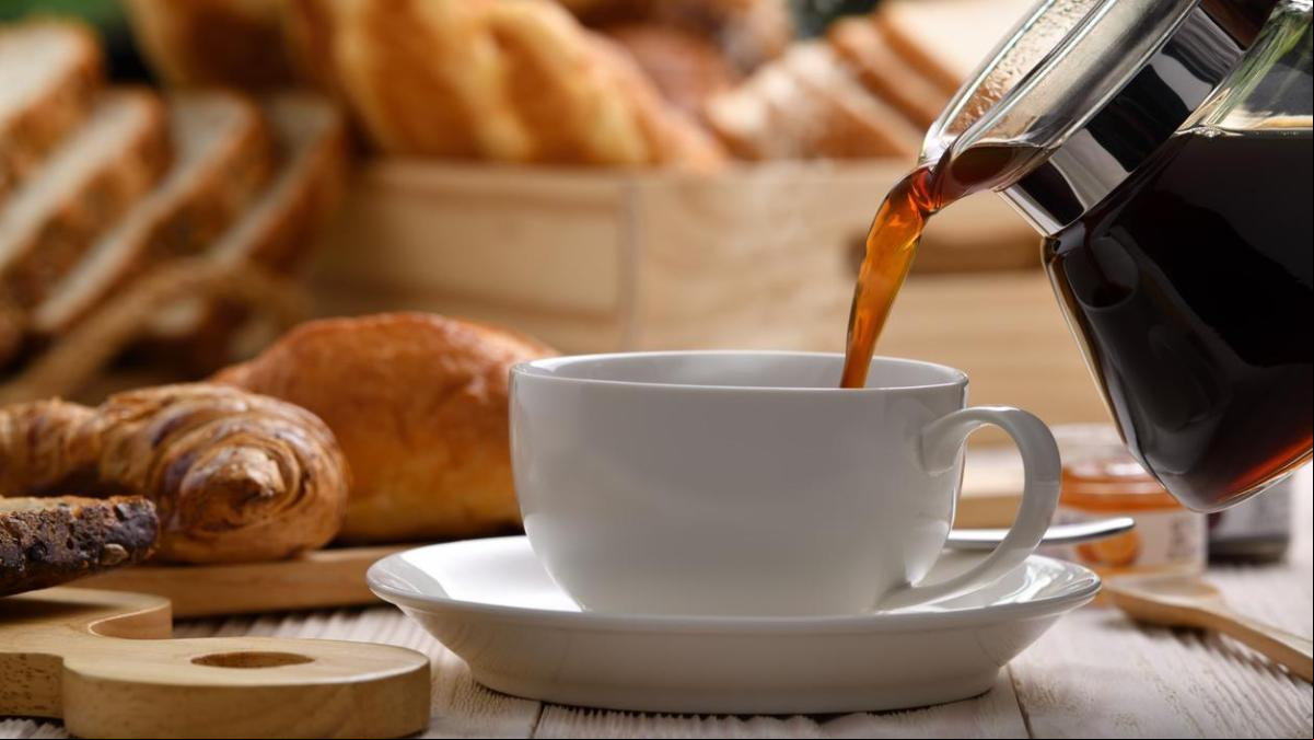 Un barista revela el error que cometemos al pedir en un bar: “Un café solo largo es probable que sea imbebible porque lo estamos quemando, es amargo y está sobreextraído”