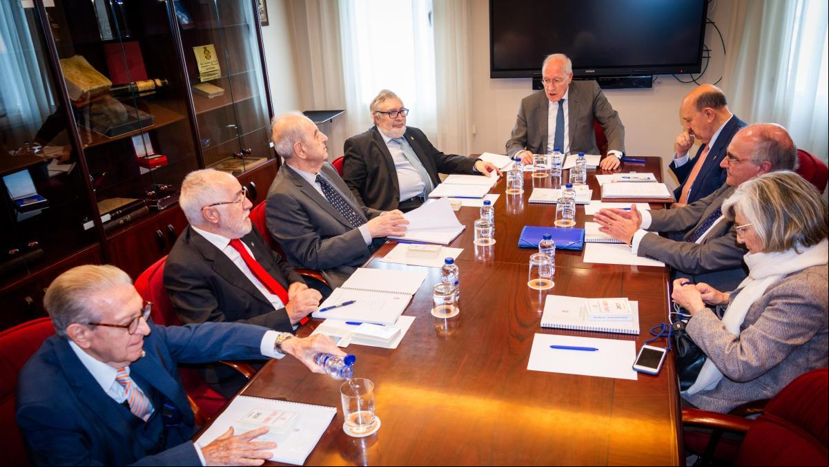 El Instituto de España sale de Madrid y celebra su primera reunión en Barcelona