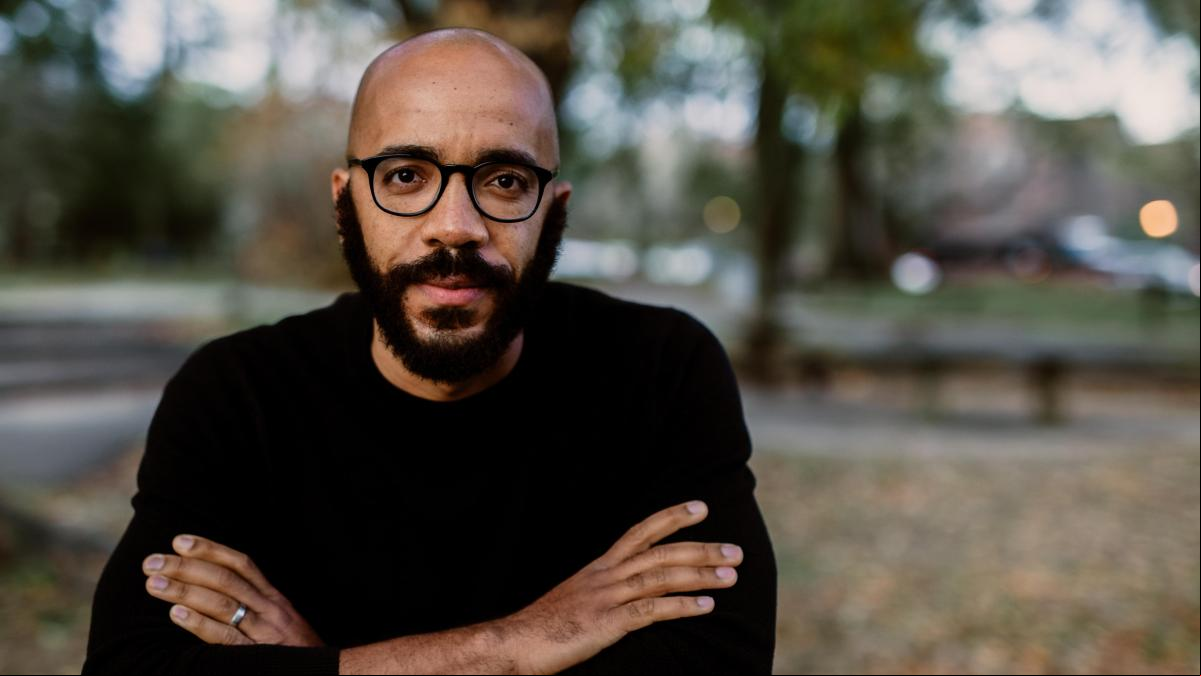 Clint Smith, escritor y poeta estadounidense: “La educación en EE.UU promueve la grandeza y evita temas incómodos como la esclavitud”
