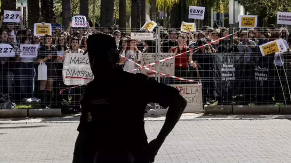 Estudiantes y trabajadores de la UPV reciben al president al grito de “Mazón dimisión”