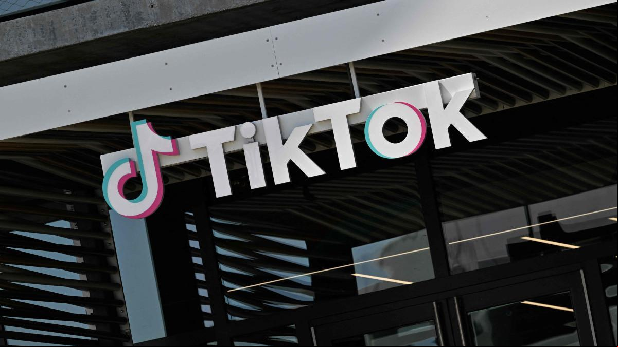 Una moderadora que revisaba contenido atroz de TikTok en Barcelona se querella por las secuelas