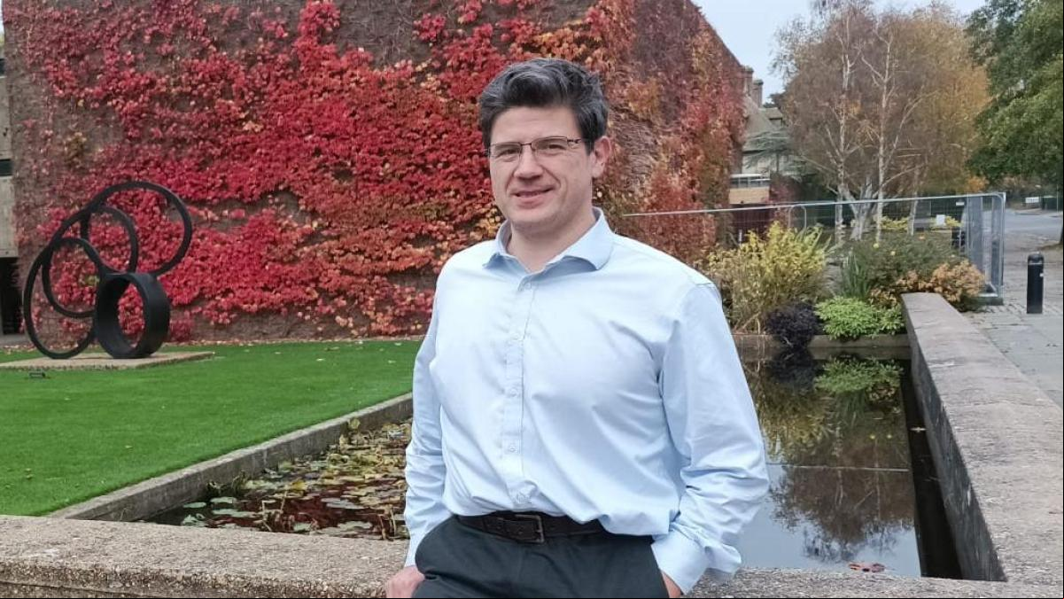 Manuel Corpas, investigador en genómica: “Saber con un test si tenemos un metabolismo lento o si somos propensos a la hipertensión, nos ayuda a afinar los hábitos para envejecer mejor”