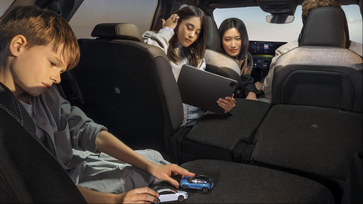 VW ID. Buzz, Mercedes EQB, Hyundai Ioniq 9 y otros coches eléctricos de 7 plazas para familias numerosas con una plaza de aparcamiento grande