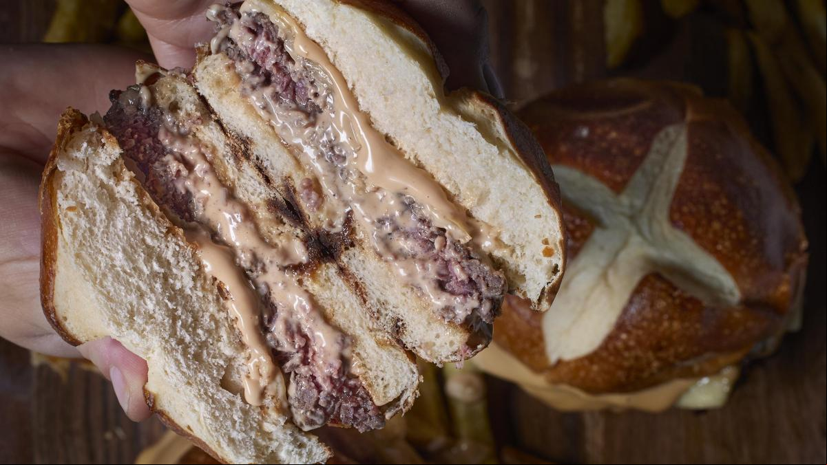 La hamburguesa que “le dio sentido a todo” y otras recetas del nuevo brunch de Dani García en Leña Barcelona