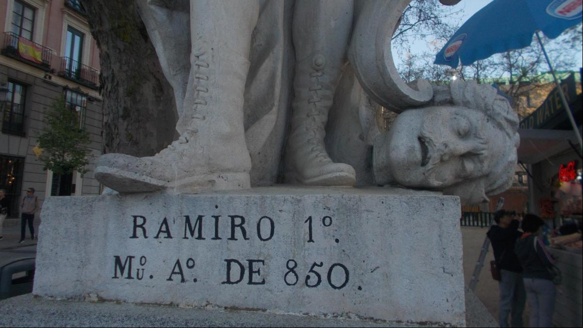 La estatua de Madrid con la cabeza a los pies