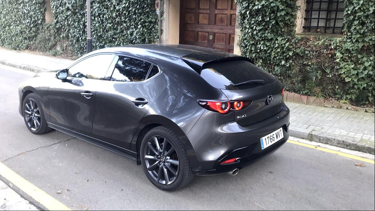 Probamos la versión microhíbrida de gasolina de 140 CV del Mazda3, un coche compacto que no destaca de buen principio pero que convence rápidamente